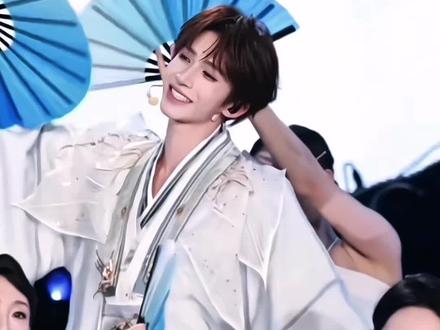 “小扇流萤,满园的笑语”#刘宇 #女儿心如水 #混剪 #刘宇封神舞台名场面(cr:遇仙记·刘宇/刘宇官方后援会)
@DOU+小助手