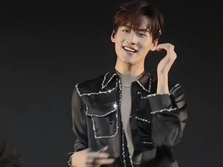 狙击蝴蝶小奶狗李雾,周柯宇扣子崩了名场面,这个笑值得反复欣赏!#周柯宇 #周柯宇的扣子好懂事 #狙击蝴蝶 #陈妍希 #李雾