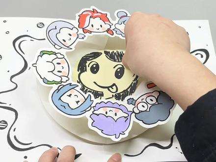 【教程】幸福是一个圈升级版:幸福转圈圈 灵机一动想到了这个组合,把悬浮结构和旋转结构结合起来,就像手拉手转圈圈一样
图案临摹于@一笼馒头 的,简直太可爱啦#立体书 #立体书机关 #立体书教程 #手工