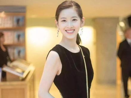 奶茶妹妹章泽天疑怀三胎,母亲节文案,三倍爱,引发三胎猜测,2015年,22岁的章泽天与41岁的刘强东在澳大利亚举办婚礼,2016年生下女儿,2022年9月,章泽天孕相明显被偶遇,10月,刘强东官宣章泽天怀二胎。
不少网友猜测,章泽天说的三倍快乐,并不是指怀三胎,疑似暗指二胎是双胞胎。
日前,网友偶遇刘强东章泽天在英国公园挽手散步,感情甜蜜稳定,不管是否怀三胎,如今,二胎归来仍是美少女的章泽天,妥妥的人生赢家。