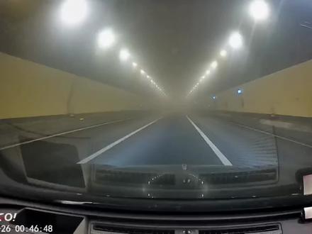 #云雾山隧道 成都回重庆 云雾山隧道烟雾弥漫 视野不佳 浓浓白烟 车内安全气囊报警 耳朵剧痛 立马掉头出隧道 出隧道听到广播说巨大火灾 我们车前面大货车直接撞开桩子 周总也重新开启新的求生通道 撤离事故现场 愿无人员伤亡
【从网友那得知,爆炸隧道是对向隧道爆炸,安全门炸开了,但我行驶的隧道也浓烟看不清路了,进入隧道车内我跟老公都有耳痛,越往里越痛,应该是氧气稀薄内外压力差造成的,现在想想幸好没有弃车走隧道通道到对面,或者一人抱一个娃跑出隧道口。想的就是带小朋友先快速离开隧道,那个时候车流量不大,因为浓烟正向车大都靠右侧行驶,所以比较幸运。】 愿大家都平平安安🙏