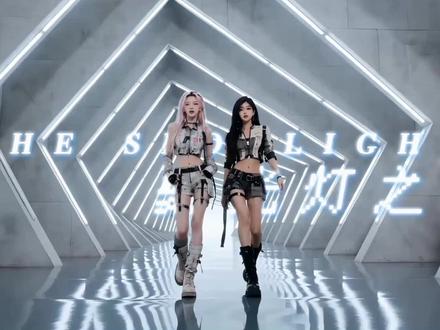 第一次用AI尝试K-pop女团风MV🎬 记录下我用AI做K-pop女团风MV的过程吧~
先从人物开始建模,然后得给她们找合适的打歌服替换,造型定下来后就轮到音乐环节了。我直接在Suno里输入提示:“我要制作一首K-pop韩国女团风格的电子曲,请给我一段适合在Suno中使用的提示词(Style of Music),不要生成音频。”
毕竟外面找的音乐基本都过不了审核,只能自己动手做曲子和歌词。接下来就是找场地资产图,特意选了那些空间纵深感强、有明显灯光射线,而且地面平整干净的图片。
然后用AI平台出视频分镜和动态提示词,最后剪辑包装完事儿。不过说真的,最难的还是编排舞蹈动作的描述,这活儿真是太考验人了!#AIGC #Kpop