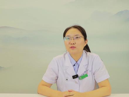 中高考临近,河南医生教你科学应对考前睡眠困扰 #河南医生教你科学应对考前睡眠困扰
随着中高考日益临近,许多考生因考试压力出现睡眠问题。新乡医学院第二附属医院睡眠医学科主治医师孙启蒙指出,这属于考前应激反应,是人体的自我保护机制。应激状态下,身体分泌的激素能提升警觉性与反应力,在一定程度上有助于提高学习效率,考生不必过度焦虑。
不过,当过度紧张导致应激反应强烈,进而影响次日学习状态或引发短期失眠时,就需及时干预。对此,孙启蒙医生给出实用建议:调整作息时间,使其与考试期间的生物钟保持一致,促进生物钟修复;睡前聆听水声、瀑布声等“白噪音”,或舒缓音乐放松身心;适度进行体育锻炼,释放压力。
要知道,过多焦虑无助于提升成绩,以良好心态积极面对挑战,反而更易取得理想结果。愿每位考生都能科学调适,以最佳状态迎接人生重要考验。