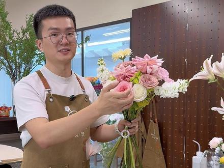 东莞虎门花店|混搭“有钱花”高级感见面花束~
#虎门花店 #零基础花艺培训 #混搭花束 #同城花店 #花艺培训