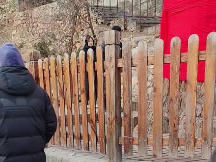 近距离看到演员,跟电视剧里不一样。#明星金晨 #明星打卡地#都来祈福