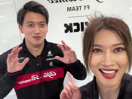 墨尔本站非常幸运的作为Guest进到F1车队最核心的区域!(应该是没票卖的,只有邀请能进去)从Pit里面贴着车走过去真的太激动了!当时阿罗的车子还没上外壳,属于机密就没拍了~
-
车队休息区里面原来24和77还有单独接待客人的桌子~
换胎小哥们在边上非常chill的在吃意大利面🍝
-
跟冠宇聊完就去其他车队晃悠了一圈~感觉大家都好放松,跟度假一样😎走过路过碰到了77,跟我的镜头打了个招呼,真的太可爱了!
站在法拉利边上看了会儿赛恩斯和勒克莱尔玩游戏。围观了加斯利做采访,摄影师还提醒他不要看我镜头,眼神回来他的镜头🧐看到角田本人真的好瘦好小一只~临走的时候碰到了潘子做采访,果然拿过冠军的人采访都要围起来~
-
超级魔幻的一天~感谢周冠宇工作室的VIP体验卡!
去过Paddock里面,F1其他的体验都是浮云了~
明年心愿:攒钱去阿布达比站的Paddock,据说是最豪的!
#F1 #f1赛车#F1车手周冠宇#F1世界锦标赛#f1澳大利亚大奖赛