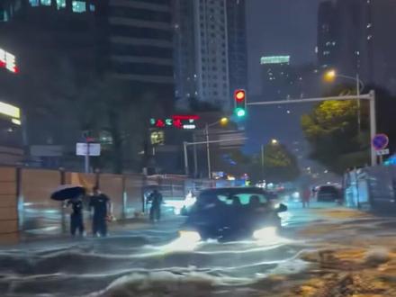 高考期间湖南多地暴雨,考生朋友出行一定注意安全#大象主播说 @大象新闻主持人陈静华