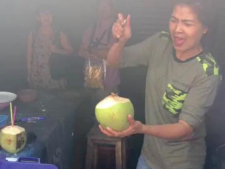 椰子叫卖声:咔嚓一声,椰子新鲜上市,口感细腻滑爽,一口接一口,回味无穷#顺口溜#叫卖录音#广告录音#吆喝叫卖#广告配音