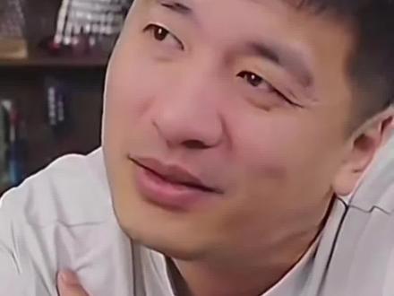 张雪峰为何放弃北京的繁华,执意将公司搬去苏州?
答案太戳心了。
不是为了扩张版图,而是心疼北漂员工的无奈:没户口难落户,买不起房难扎根,孩子连高考资格都没有。
他用一场搬迁,解决了一群人的后顾之忧。
真正的格局,是把员工的安稳,放在自己的利益之前。