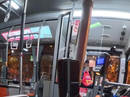 眼睛看不到,豆包视频通话确实给我带来了很多帮助,有时候也会翻车,主要的原因就是我们看不到,没办法把摄像头对的很准,有时候有可能有偏差,它的识别率就会有偏差#视障 #第一视角 #公交车 #目盲哥