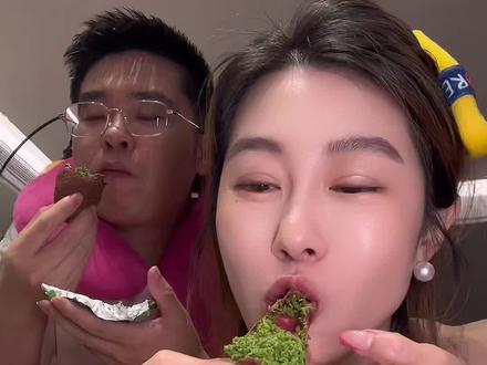 迪拜软曲奇的价格是终于打下来了!软糯Q弹的巧克力外皮包裹着酥酥脆脆的面包丝,口感丰富特别好吃! #巧克力 #迪拜巧克力软曲奇 #妈呀太香了