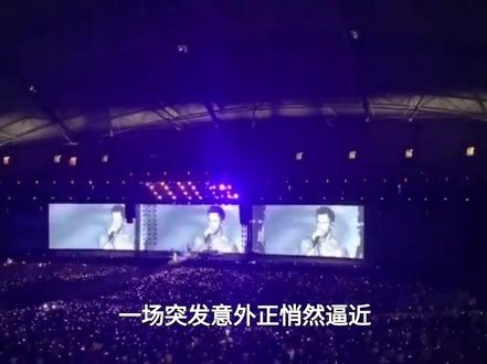 47岁孙燕姿演唱会突发抽筋!强忍剧痛唱完,娱乐圈真敬业还是太拼命?#孙燕姿#娱乐评论大赏