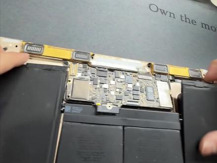 MacBook电池更换教程,型号a1534 这期带来17年的 MacBook A1534,超详细的电池更换教程,新手也能跟着步骤一步步操作,自己动手就能让老 Mac 满血复活,告别掉电焦虑~
#MacBook维修 #苹果电脑维修 #苹果电脑更换电池 #a1534