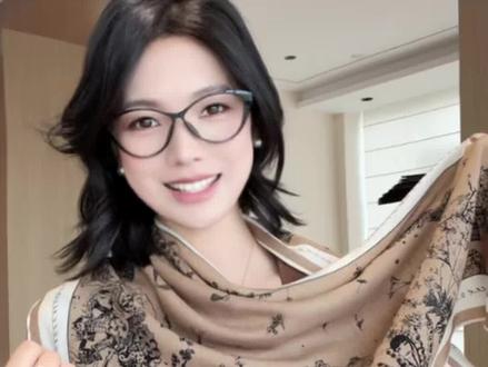 围巾披肩别再随便挂, 夏天这样搭更点亮穿搭
手里有围巾却只会挂在脖子上?
其实只要换个系法
就能让平平无奇的夏日穿搭瞬间拥有灵魂
特别是搭配香云纱或者无袖衫时
这4️⃣种系法真的简单又提气质
丝巾:工笔绘卷
#丝巾系法#披肩系法#夏日披肩#无袖上衣搭配#披肩穿搭