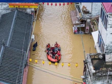 5月极端降水席卷南北 暴雨为何来得又早又强 5月还没过完,创纪录的暴雨已席卷大江南北。广东阳江24小时雨量1058.5毫米,打破广东历史极值,相当于一天下了成都一年的雨。湖南石门1小时雨量146毫米,雨强达到郑州“7·20”暴雨峰值七成以上,当地双合站洪峰水位超出历史最高4.58米。贵州贵定、湖南石门、湖北宣恩接连爆发山洪滑坡,造成多人遇难、失联;广西河池一辆皮卡车行经漫水桥时坠河,事故致使10人死亡。
5月23日夜间至24日,重庆永川遭遇特大暴雨,已造成17人失联、3人死亡。重庆北碚23日夜间至24日凌晨遭遇强降雨,局部累计最大雨量122.9毫米,已造成2人失联,搜救工作正全力推进。#5月极端降水席卷南北
#重庆永川特大暴雨已造成17人失联、3人死亡