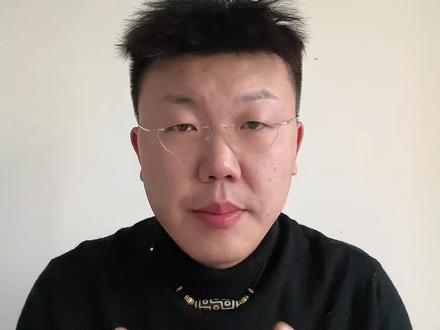 吴克群用视频为普通人“写诗” 一首“为你写诗”曾让吴克群火遍大江南北,今天,他用另一种方式“为你写诗”,一个明星的价值回归,一场温暖世界的双向奔赴正在发生。#吴克群 #为你写诗