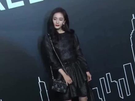 黑耀锋芒|杨幂米兰启程,十二年归来仍是时尚王者
2026年2月24日,杨幂一身利落全黑造型自北京出发,奔赴米兰时装周,瞬间引爆全网热议。身着PRADA 2026春夏系列,黑色皮风衣叠搭牛仔夹克,冷艳又飒爽,简约之间尽是高级质感,一出场便锁定全场目光。
这是她时隔十二年再度踏上米兰时装周的舞台,亦是品牌代言人身份的重磅回归,一场双向奔赴的时尚之约,自带光芒与气场。镜头前的她从容笃定、自信耀眼,自带独有的凌厉与柔美,将东方女性的灵动气韵与意式优雅完美交融,每一步都走成了风景线。
有人问,此番亮相是化身气场全开的超模,还是重回温柔亲切的邻家姐姐?于杨幂而言,从不必被定义。她自带锋芒,亦藏温柔,在时尚之路上始终清醒独立,步履坚定。这份从容自信,正是她刻在骨子里的魅力。
十二年时光淬炼,她依旧是时尚界最亮眼的存在。此次米兰之行,不仅是一场国际时尚盛宴,更是她实力与地位的最好证明。黑衫加身,气场自来,杨幂以独有的姿态,再一次书写属于她的时尚传奇,惊艳时光,也惊艳整个米兰。
#情感 #情侣 #万万没想到 #涨知识 #搞笑