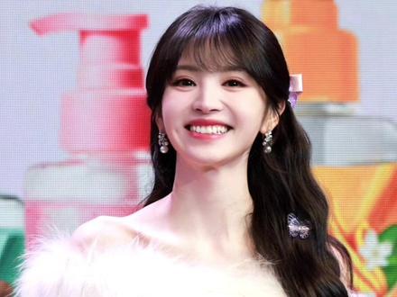 主持人问小田有什么话对大家讲,她望向我后说是她眼熟的朋友 小薇总是这样对粉丝们真情实意地表达感谢,“你是最好最棒的!未来的路我们一直走下去!#田曦薇 #追星 #活动现场