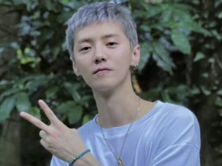 #鹿晗 寸头!鹿晗出发去录制五哈!一身休闲运动装,不好意思的一直低头,侧边鬓发全都剃光了!