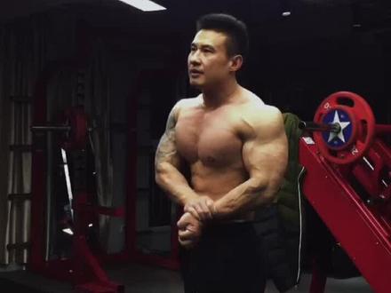 健美式卧推怎么推最标准,你就照我这么做绝对没错#健美#卧推#胸肌