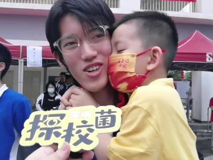 弟弟一直守在考场外,只为等哥哥高考结束第一个飞身入怀。#高考结束 #广东高考 #2022高考必胜 #深圳科学高中