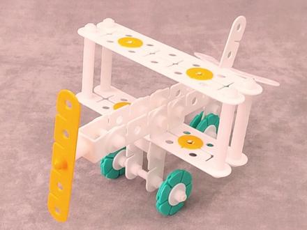 用几片雪花片拼装的小飞机,造型好看,适合小朋友玩哦#积木玩具 #积木乐高 #益智积木 #网红玩具 #亲子互动