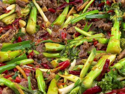 今天做个香辣的菜苔炒牛肉,简单吃一餐 #农村生活