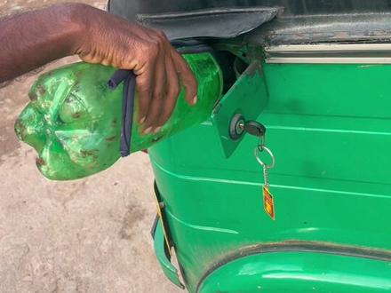 斯里兰卡现在是举步维艰,出门突突车也没有油,家里的20L库存不知道能嚯嚯个几天,听说要7月22-23号可能才会来油了,我太难了,出个门#斯里兰卡 #斯里兰卡破产 #海外生活 #海外奇遇见闻录