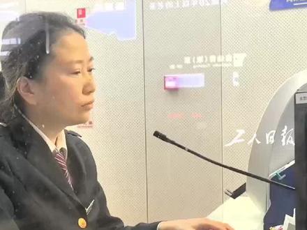 近日,上海虹桥站一位 #售票员手速超快英语超溜 走红,网友评价她专业上的自信让整个人都在发光。这位售票员名叫游园,从事售票工作已经14年。她告诉工人日报记者,交流顺利的话,1分钟能为3名旅客办理购票手续,手速快是因为形成了肌肉记忆。游园对于自己走红网络很吃惊,表示这只是自己的日常工作,同事们都是这样的。#绝技绝活秀出来