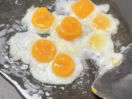 冷冻鸡蛋的后后续来了,意想不到的好吃…#鸡蛋的神仙吃法 #冷冻鸡蛋 #真实生活分享计划 #雷霆 #这是真正的硬菜