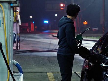 男人竟喝下8吨汽油 #悬疑 #猎奇 #汽油 #活死人之夜