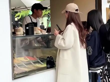 12岁小玥儿开通社交账号,点赞妈妈具俊晔合照 #小玥儿 #