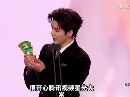 2025年度突破艺人—王安宇20251221完整版cut 他叫安宇却不安于现状2025年实现了人生中很多的一次 第一次成为电影男主并且将这个卧底警察演的深入人心第一次音乐节第一次配音尽管也有很多不好的声音但结果已经说明了一切其实还是超棒的!正如颁奖词说的那样,每一次破圈都是一次突破他自己也说不想做的事就不要去做不敢做的事就一定要做。这句话第一次应该是在音乐节上与粉丝共勉的一句话 加油安宇你是最棒的 不断去突破自己@王安宇 新的一年期待你有新的突破#王安宇#值得爱#陷入我们的热恋 这一年从陈路周到周水到毕正明三个人物风格迥异但不违心的说你都拿捏的恰到好处观众们也有目共睹 一次次的成长一次的经历都会成为你变得更优秀的铺垫 勇敢往前走下一程一定满是路灯 因为你值得爱你的真诚永远是必杀技#星光大赏