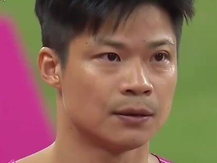 #一觉醒来苏炳添已宣布退役 #苏炳添说不想没有声息地告别 11月20日晚,苏炳添完成职业生涯最后一场比赛,赛后发表退役宣言。竞技体育终有告别,但传奇永不褪色,致敬苏炳添!#最后一舞的老将有在好好告别 (人民日报)