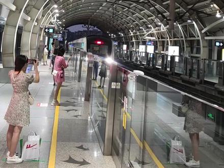 一号线杭港地铁运营时期的高架站,红色标志已经一去不复返了,现已移交杭州地铁九号线运营