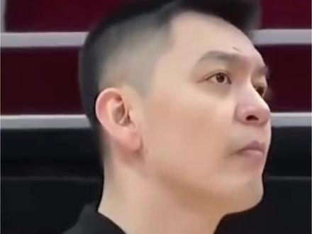 杨鸣开启篮球生涯新篇章:全职加盟腾讯解 NBA,高人气再掀翻 杨鸣官宣卸任辽篮主帅,无缝签约腾讯 NBA 做全职解说,首秀湖骑战定档今晨。辽篮少帅杨鸣完成职业转型,跨界加盟腾讯解说 NBA,专业视角成最大看点。 卸任仅 48 小时敲定新岗,杨鸣扎根腾讯 NBA 解说,冠军教练解锁全新身份。杨鸣身体原因卸任辽篮帅位,转身全职解说 NBA,赛场压力换解说席从容。#NBA赛场压 #杨鸣 #中国男篮 #腾讯解说 #冠军教练