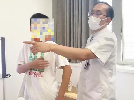 含胸驼背多是因为胸肌紧张,肩背肌肉由于薄弱被拉长,所以改善圆肩驼背,我们一定要学会加强肩背部肌肉的力量与胸肌得以对抗!#含胸驼背矫正