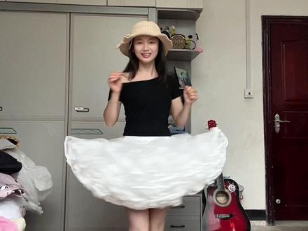 当所有人告诉我 你是妈妈 快40岁了 要端庄大气 要勤俭持家 但我真的很想再年轻一回 穿出去会不会被蛐蛐#到底谁还没有买tutu裙 #凸凸裙 #凸凸裙穿搭 #裙撑 #蓬蓬裙