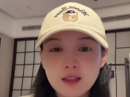 谁懂这种后劲啊,刷完《野火》再看左一同学的直播,后劲直接拉满。
她聊起那段没播出的剧情,眼里都是情绪。女主身披婚纱,在碑前和已经离开的人赴一场约定,光是听描述就足够戳心。
能让演员聊到红了眼眶,这个角色和故事一定藏了太多温柔和遗憾。
#左一演技 #野火烧过的春天 #短剧分享#左一