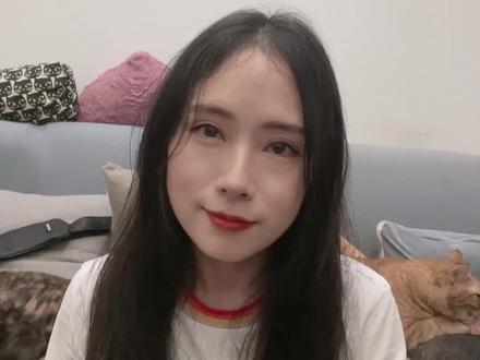 卡牙缝的有救了!告诉你超好用的清除办法 你会经常塞牙吗?特别是后槽牙塞到疼痛发炎又怎么都搞不出来,吃东西都痛那种?牙签牙刷普通牙线之类的只能清除掉表面大块的,就是你怎么弄都弄不出来但总感觉有东西很不舒服。
我甚至还找过一些小妙招,比如剪下面膜或冲剂的边角,用那个尖角来戳那个牙缝。实话实话是有效果,但是实操起来难度不小,而且一不小心就会卡到肉里非常痛甚至会流血。
直到我发现新世界大陆——“后牙牙线棒”!天,我为什么现在才知道这种东西的存在。这种牙线巨好塞入牙缝,然后轻轻拉一下,残渣竟然就出来了!!!真的,从那以后到现在,我没有再受过后牙牙缝塞住的困扰,真的很想给发明这种牙线的人磕头。
这款牙线它下方有个可拆卸的部分,轻轻一拧就下来了,会分为一个弯的钩和一个直的钩,这两个钩用来处理表面的残渣也很方便。但是这种牙线在清理前排牙齿的牙缝的时候说实话不如普通牙线方便,就不太顺手,所以建议大家普通牙线和后牙牙线都备上,就可以美美地清理牙齿了,希望大家可以像我一样不再受塞牙的困扰啦。#塞牙缝 #塞牙缝怎么办 #塞牙缝神器 #互联网美女的心机好物推荐 #种草