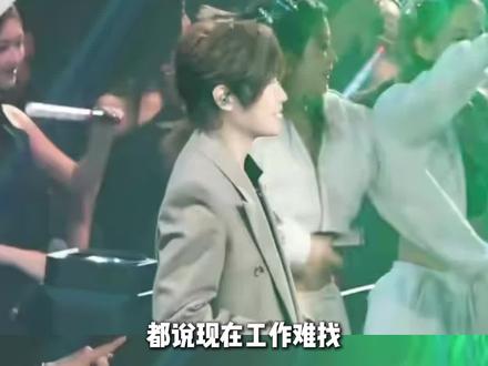 徐良“带妹狂魔”实锤!怀疑这俩和声小姐姐是快乐能量站#徐良 #免我蹉跎苦 #坏女孩 #徐良演唱会 #小姐姐