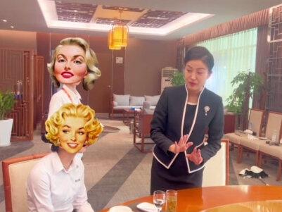 用餐上菜中,鱼的盘子是会有些特殊,因为有头有尾啦~上菜的时候就要注意鱼头的摆放方向,一般有横着摆放、也有竖着摆放的方式,也叫横摆式和纵摆式。
竖着摆,那就是在摆放的时候把鱼头对外侧,转动到1号位,这样鱼头就是对人的。#餐桌礼仪 #餐饮服务 #酒桌文化 #服务礼仪 #中餐