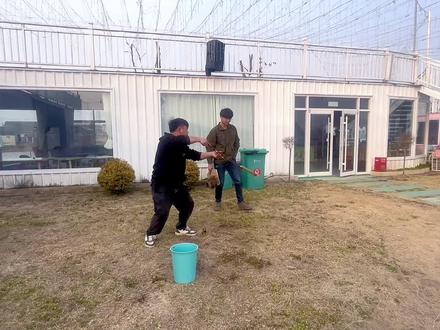 为了不被铁水烫着,用自来水训练#打铁花 #弘扬和传承民俗文化 #非物质文化遗产 @非遗人之家 @抖音黑板报