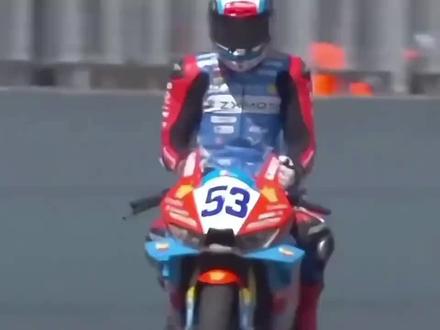 再次恭喜张雪机车!2026WSBK捷克站勇夺第四冠车手德比斯从第6位发车,全程强势进攻,最终逆袭夺冠!