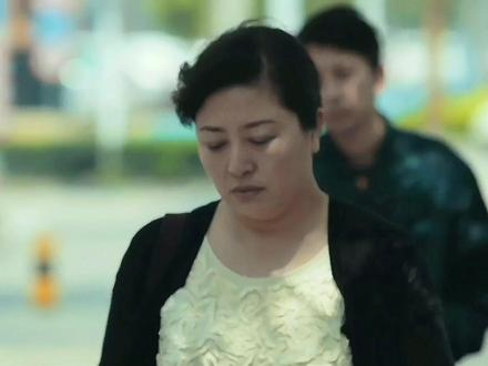 高考落榜生遇废柴舅公,一张破沙发拯救了他! ——大家好,欢迎来到【电影判官】的频道,这部《睡沙发的人》讲了一名高考落榜生的遭遇与崛起。这部影片像一面镜子,映照出无数家庭的身影——那些将全部身家押注在孩子高考成绩单上的父母们。我们太熟悉这样的场景:饭桌上凝固的空气,书桌前无休止的唠叨,成绩波动带来的家庭地震。当"考大学”成为悬在头顶的利剑,孩子背负的早已不是知识,而是整个家庭未竟的梦想与沉重的焦虑。在这样的高压下,学习不再是对世界的好奇探索,而沦为一场恐惧驱动的苦役,粟一柯的"躺平”麻木,正是对这种室息式教育最本能的逃亡。
——舅公这个“局外人”成了粟一柯生命中的“破壁人”。他没有宏大的目标,没有喋喋不休的说教,甚至带着点“不靠谱”。他只是允许粟一柯“存在”——允许他暂时失败,允许他窝在沙发里发呆。正是在这片看似“荒废”的土壤里,一种截然不同的关系悄然生长:不是自上而下的“塑造”,而是平等相待的“看见”与“陪伴”。恰恰构成了粟一柯重新感知“自我价值”和“生活温度”的基石。舅公没有给他铺就金光大道,只是笨拙地递给他一盏灯——一盏名为“接纳”与“可能性”的灯。
——有句古老的名言:“你们作父亲的,不要惹儿女的气,恐怕他们失了志气。”(歌罗西书 3:21),它直指教育的本质:父母滥用权威,最可怕的后果不是孩子的“不听话”,而是对他们内在生命力的扼杀——让他们“失了志气”。当孩子长期生活在“你不够好”、“必须达到某个标准才值得被爱”的阴影下,叛逆、怨恨只是表象,更深层的是自信的崩塌(“我一无是处”)、对未来的绝望(“努力也看不到意义”)。焦虑、抑郁等情绪问题,正是这种内在枯竭与无望感的外在警报。
——舅公无意扮演“教育者”,却在不经意间实践了教育的本质:“鼓励”而非胁迫,“做朋友”建立信任而非居高临下,“指引方向”提供支持而非强行规划,给予孩子那份“爱的自由”。
——高考在即,与其祝愿所有学子金榜题名,不如更深切地祝愿:愿每一个孩子都能挣脱“唯分数论”的冰冷桎梏,在探索与试错中被看见、被理解、被无条件地爱着。愿每一位父母都能有勇气放下手中那试图操控人生的“遥控器”,学习像舅公那样,笨拙却真诚地,去点燃孩子心中那盏属于自己的灯。因为真正决定人生的,从来不是一纸文凭抵达的终点,而是在爱与自由滋养下,那颗永远保有好奇、勇气和希望,不断向着光生长的灵魂!#高考