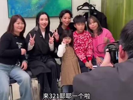 Nicole王若晰一家人一起做头发过程已更新来了,你们觉得谁的发型最好看呢? #王若晰的日常 #炜炜同款发型 #羊毛卷 #广州卡森剪发日记 #烫头