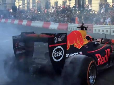 #F1 鬼佬开价值五千万人民币的赛车,上街玩漂移烧胎。😍😍😍