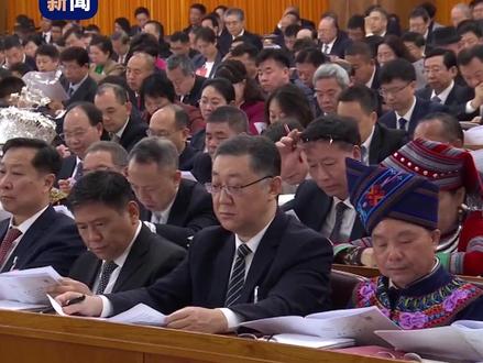 政府工作报告:城乡居民基础养老金月最低标准提高20元。#2024全国两会