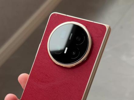 荣耀Magic V6上手,这代主打赤兔红色,外屏直屏设计+抗反射涂层,还有过几天的OPPO Find N6,都让小驼科技倍感压力啊😭