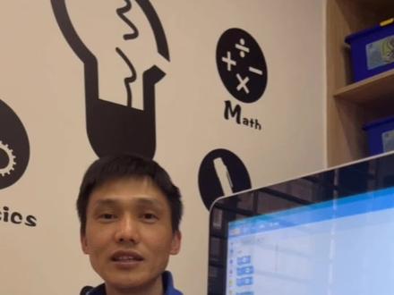 少儿创意编程
编程是软件开发的重点步骤,给出解决特定问题的解决方案,并转化成计算机可执行的程序。课程采用Scratch编程软件作为学习工具,Scratch是麻省理工学院的“终身幼儿园团队”开发的简易图形化编程工具(语言)。通过使用Scratch,启发和激励学生在愉快的环境下经由操作(如设计交互故事)去学习程序设计、数学和计算知识,同时获得创造性思考、逻辑编程和协同工作的体验。
Scratch属于编程启蒙工具,重在激发兴趣,发挥内在驱动力。它强调在教中学,在乐中学。它注重创造性和想像力的展示,让孩子们可以在 Scratch中充分表达自己。Scratch可以提供及时反馈,只需要像拖积木块一样,组合各种积木,就可以实现游戏,动画,数学计算,教学模拟等效果。